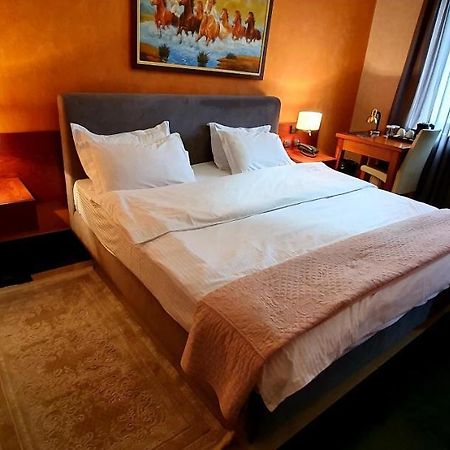 Nov Hotel Тирана Экстерьер фото