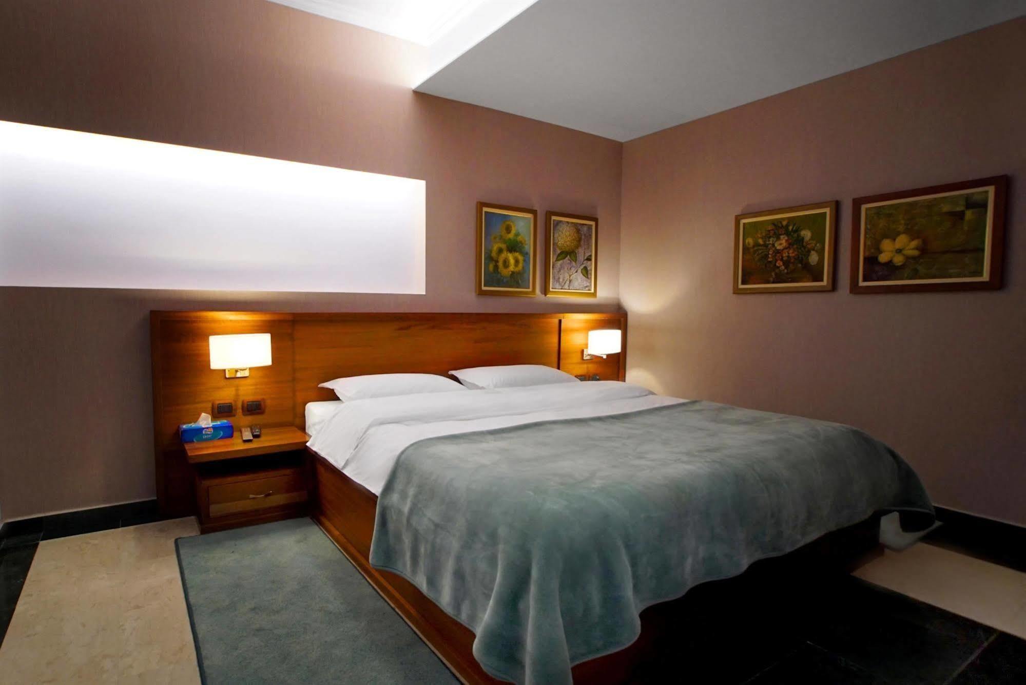 Nov Hotel Тирана Экстерьер фото