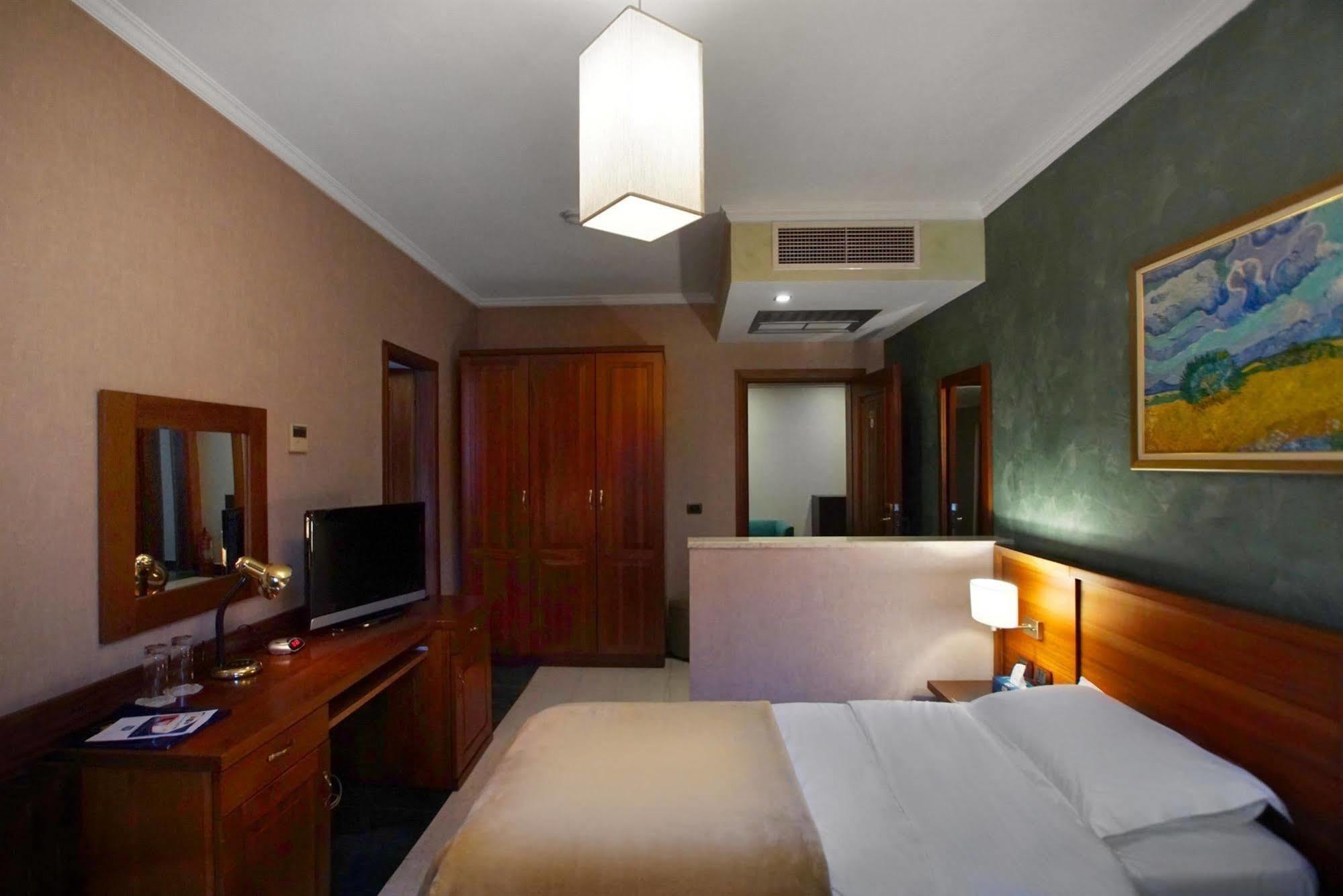 Nov Hotel Тирана Экстерьер фото