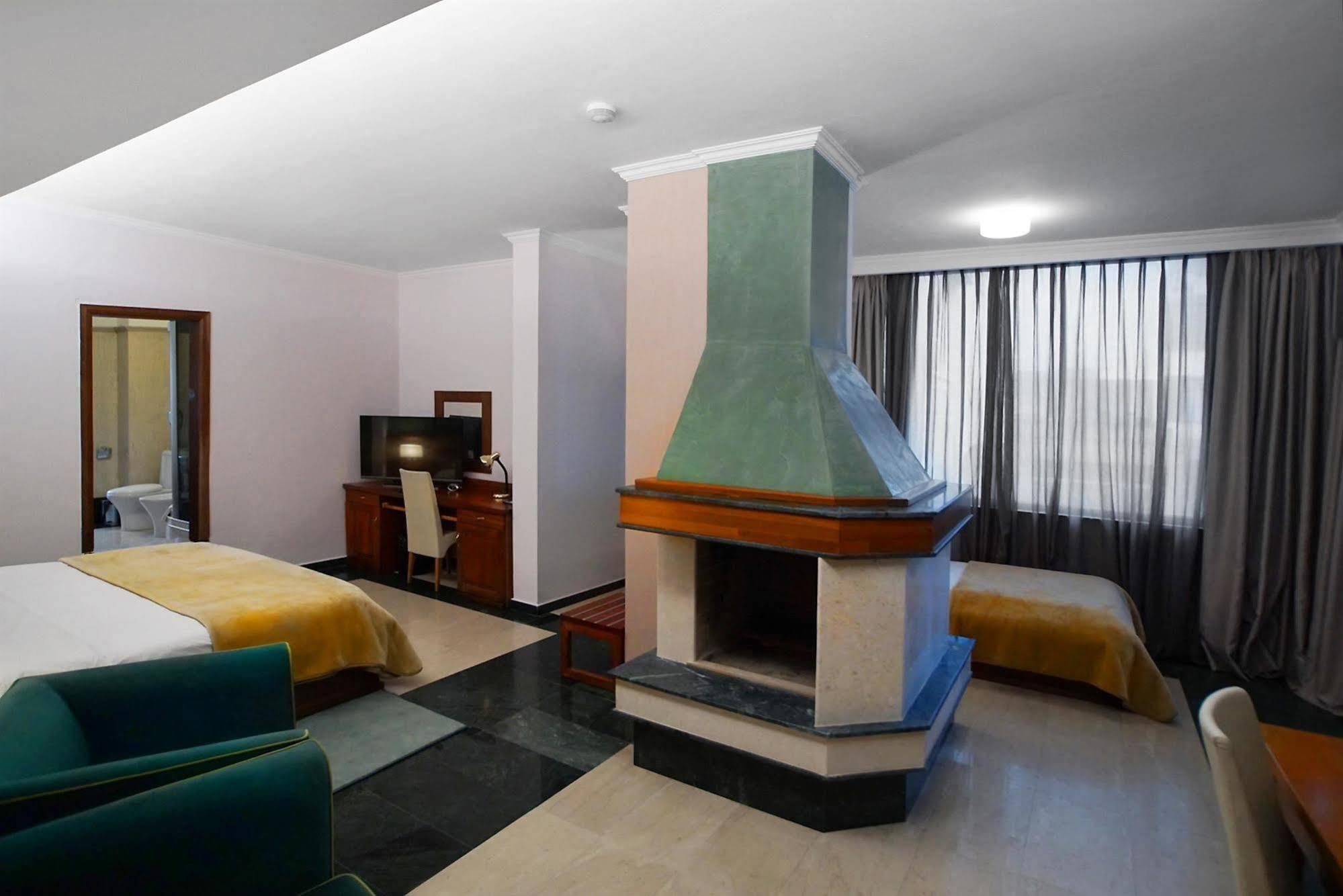 Nov Hotel Тирана Экстерьер фото