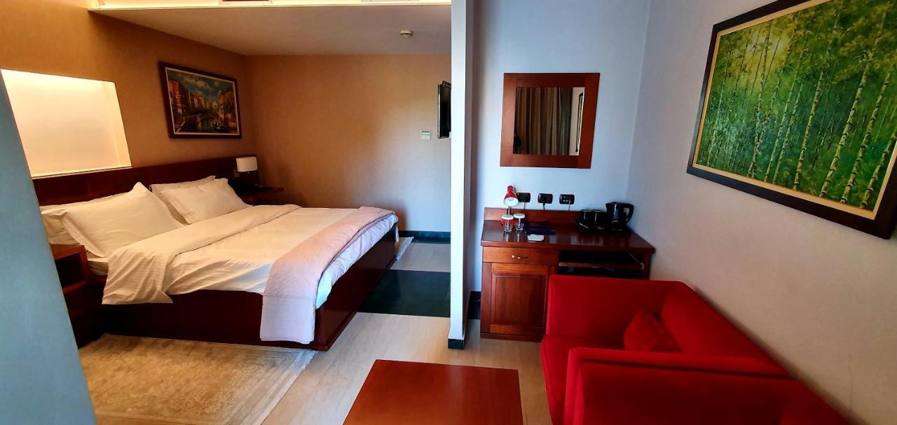 Nov Hotel Тирана Экстерьер фото