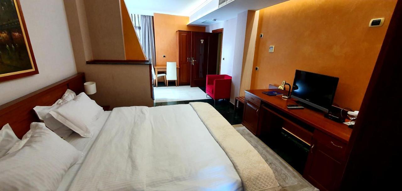 Nov Hotel Тирана Экстерьер фото