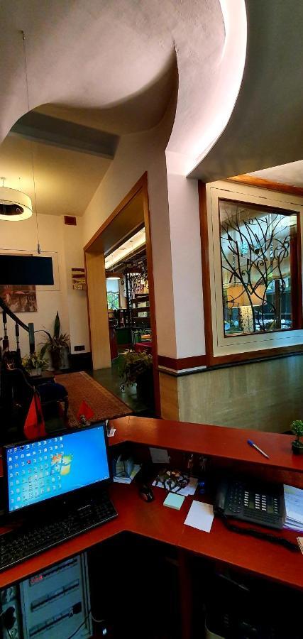 Nov Hotel Тирана Экстерьер фото