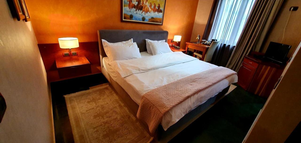 Nov Hotel Тирана Экстерьер фото